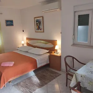 https://seaside-apartment-for-2-p.hotels-in-trogir.com