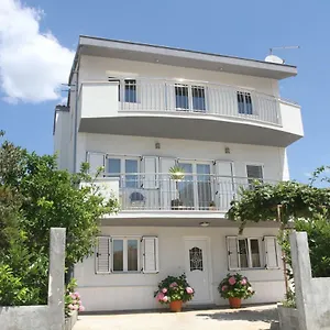 https://apartman-karic.hotels-in-trogir.com